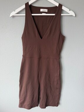 Babaton Contour Aritzia brown pull on stretchy v-neck romper Women’s sz S